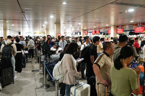 Vì sao chen chúc xếp hàng lên máy bay dù chưa tới lượt?
