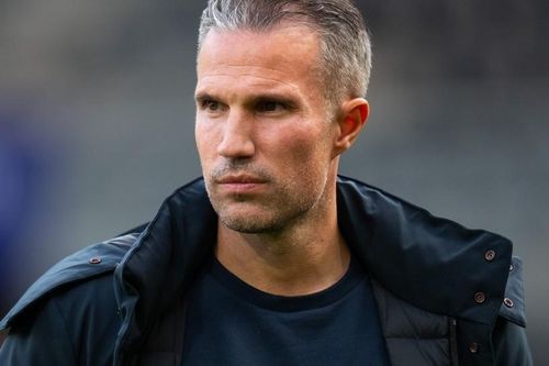 HLV Van Persie bị yêu cầu từ chức