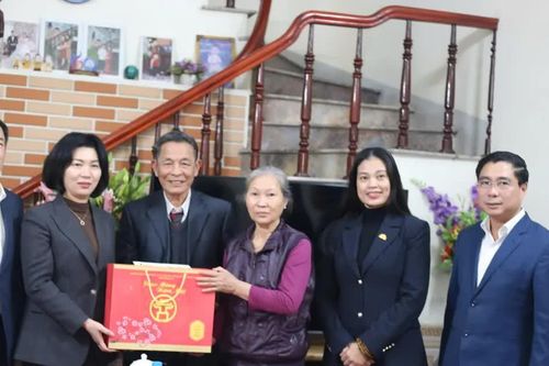 Chủ tịch HĐND Thành phố Phùng Thị Hồng Hà thăm, tặng quà các gia đình chính sách tiêu biểu tại xã Ứng Hòa