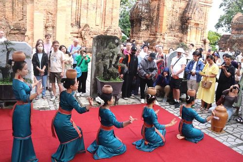 Dàn KOLs quốc tế khám phá sức hút du lịch Khánh Hòa