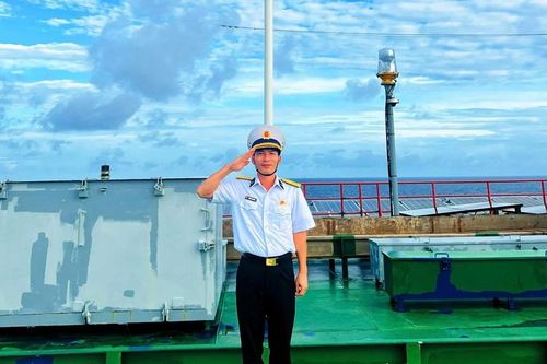 Bí thư chi bộ Trần Văn Đông - người giữ vững niềm tin giữa trùng khơi