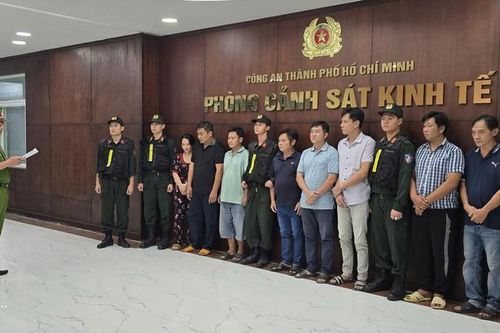 Khởi tố vụ án sản xuất xăng RON A95 giả