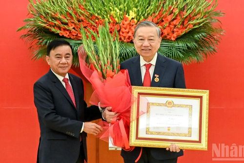 Trao Huy hiệu 45 năm tuổi đảng, tặng đồng chí Tổng Bí thư Tô Lâm