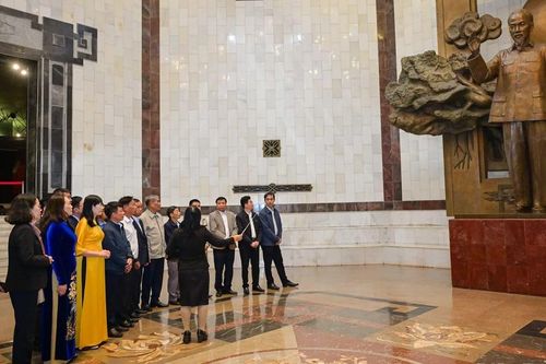 Đoàn Đại biểu Bí thư Chi bộ xuất sắc toàn quốc tham quan Bảo tàng Hồ Chí Minh