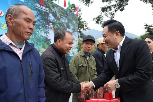 Quỹ Hạt giống Việt trao quà Tết cho người dân xã Kim Bình