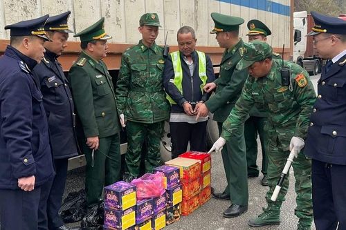 Bắt giữ đối tượng vận chuyển trái phép 45kg pháo hoa nổ qua biên giới