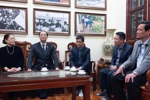 Phó Chủ tịch Quốc hội Trần Quang Phương thăm, chúc Tết gia đình các đồng chí nguyên, cố lãnh đạo Đảng, Nhà nước, Quân đội