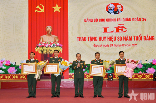 Đảng ủy Cục Chính trị (Quân đoàn 34) tổ chức trao tặng Huy hiệu 30 năm tuổi Đảng
