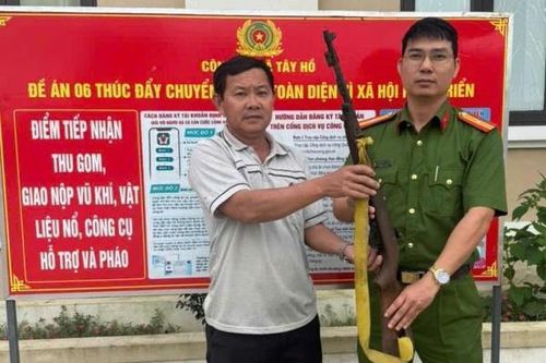 Người dân giao nộp 'hàng nóng'
