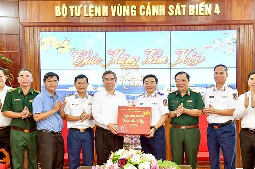 Lãnh đạo Trung ương, TPHCM thăm, chúc tết các cá nhân, đơn vị