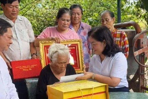 Đoàn công tác Thành ủy TPHCM thăm, chúc tết đơn vị, gia đình tiêu biểu