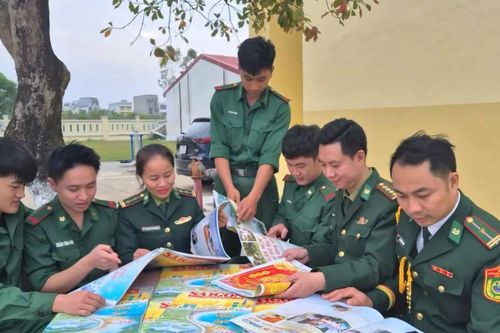 Giai phẩm SGGP Xuân Bính Ngọ đến tay cán bộ, chiến sĩ biên phòng