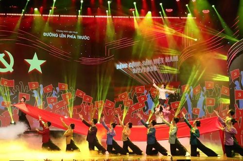 'Đường lên phía trước' thắp sáng niềm tin, khơi dậy khát vọng Việt Nam hùng cường