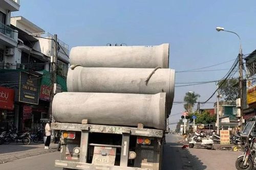 Xử phạt tài xế xe đầu kéo chở hàng cồng kềnh không bảo đảm ở Hà Nội