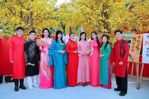 Dàn nghệ sĩ diện áo dài đón xuân sớm tại Lễ hội Tết Việt