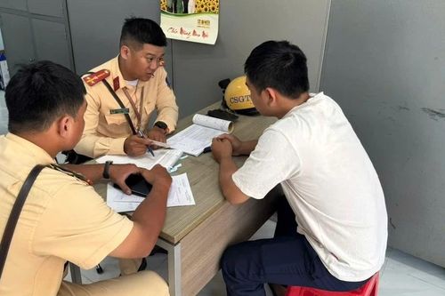 Xả thẳng nước thải xuống đường, tài xế xe rác bị phạt nặng