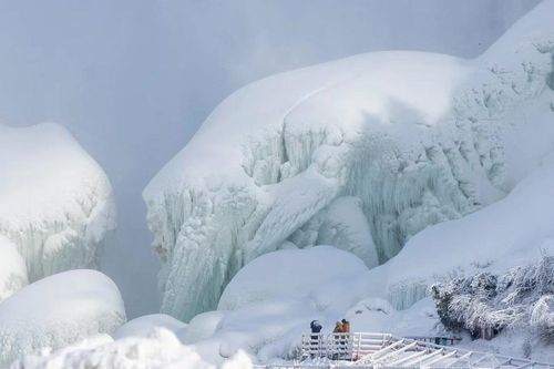Bão mùa đông khiến Thác Niagara 'đóng băng', du khách đổ xô chiêm ngưỡng