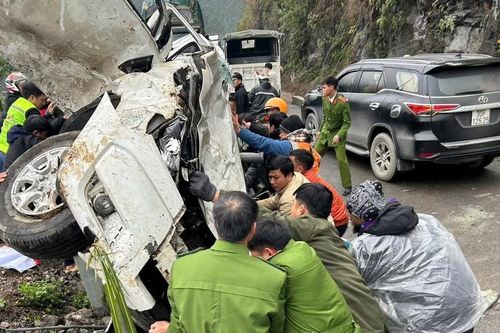 Kịp thời cứu 3 người trong vụ tai nạn ô tô rơi xuống taluy âm ở Tuyên Quang