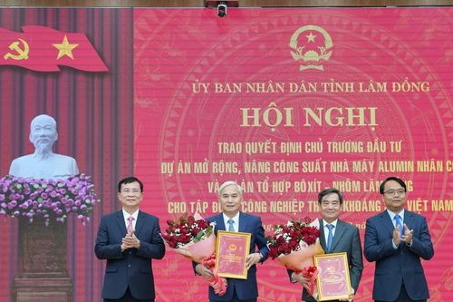 Lâm Đồng trao quyết định đầu tư 2 dự án mở rộng bauxite - nhôm gần 60.000 tỷ đồng