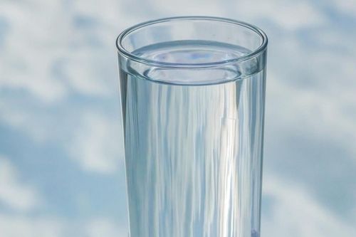 Nên thường xuyên bổ sung nước lọc khi bị ốm