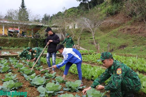 Chắp cánh ước mơ đến trường cho trẻ em nghèo vùng biên