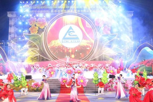 Đêm 'Chào xuân qua biên giới' thắp lửa hữu nghị Việt Nam - Trung Quốc