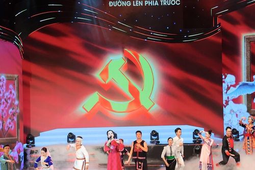 Chương trình nghệ thuật 'Đường lên phía trước' tạo không khí đoàn kết và hướng tới tương lai