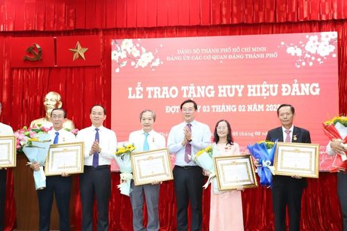 Trao Huy hiệu 40 năm tuổi Đảng tặng PGS.TS Trần Hoàng Ngân, luật sư Phan Trung Hoài