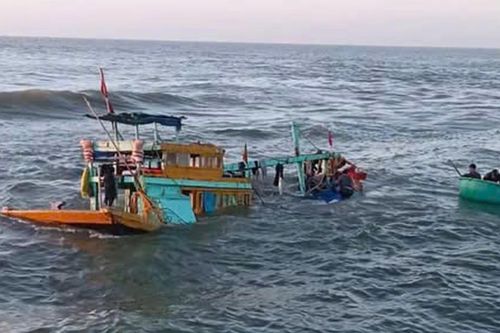 Tàu cá chở 15 thuyền viên bị sóng đánh chìm khi vừa rời bến cảng La Gi