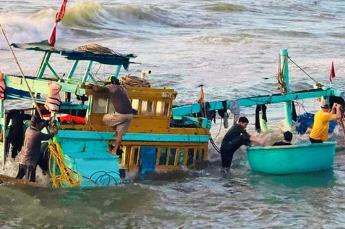 Thêm 1 tàu cá chìm ở cửa biển La Gi, 15 thuyền viên an toàn