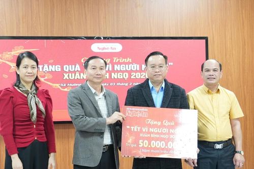 Báo và phát thanh, truyền hình Nghệ An trao quà Tết tới người dân xã Mường Quàng