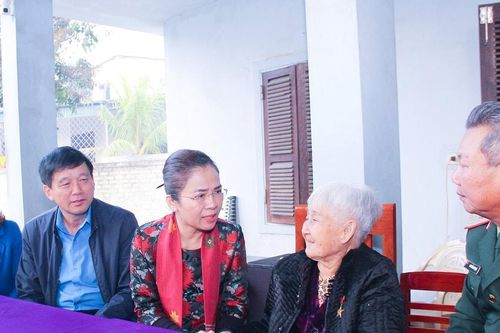 Đồng chí Võ Thị Minh Sinh tặng quà Tết gia đình chính sách, hộ nghèo tại các địa phương