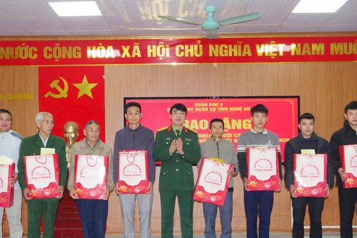 Bộ Chỉ huy Quân sự tỉnh thăm, tặng quà Tết người nghèo tại xã Mường Quàng