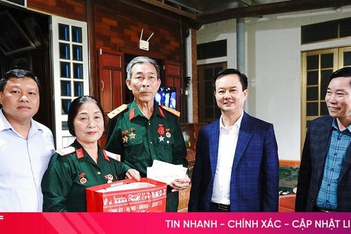Phó Chủ tịch Thường trực UBND tỉnh Trần Báu Hà tặng quà Tết gia đình chính sách, chúc thọ người cao tuổi