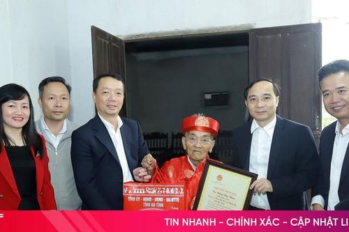 Chủ tịch UBND tỉnh tặng quà Tết gia đình chính sách, chúc thọ người cao tuổi