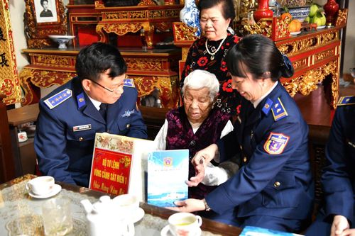 Cảnh sát biển tặng quà mẹ Việt Nam Anh hùng 106 tuổi và các gia đình chính sách