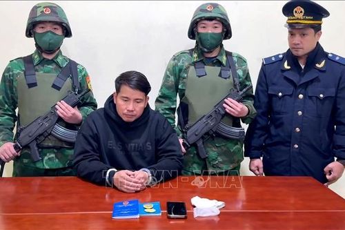 Bắt đối tượng vận chuyển trái phép vàng qua biên giới