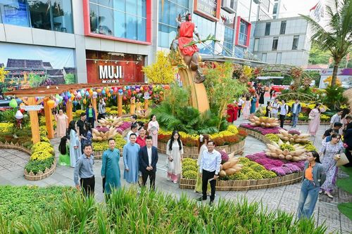 Người dân du Xuân sớm với không gian Tết tại TP Hồ Chí Minh