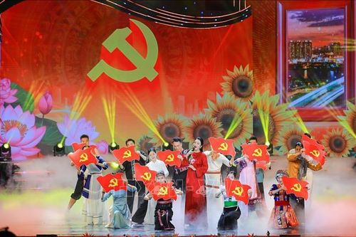 Chương trình nghệ thuật 'Đường lên phía trước' mừng ngày thành lập Đảng