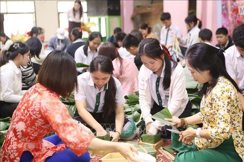 Gìn giữ và lan tỏa nét văn hóa đặc sắc Tết cổ truyền Việt Nam ở Lào