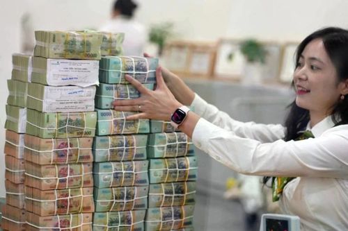 Lãi suất liên ngân hàng qua đêm tăng vọt lên 9,1%