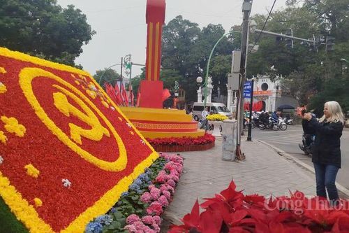 Hà Nội rực rỡ cờ hoa chào mừng 96 năm Ngày thành lập Đảng