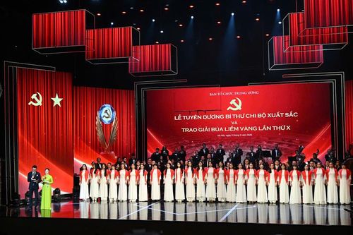 Tuyên dương Bí thư chi bộ xuất sắc và trao Giải Búa liềm vàng năm 2025