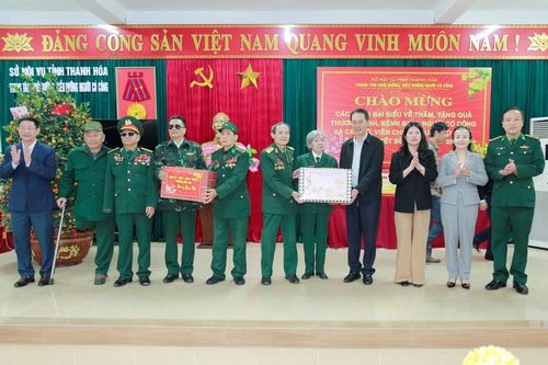 Phó Bí thư Tỉnh ủy, Chủ tịch Ủy ban MTTQ tỉnh Trịnh Tuấn Sinh thăm, tặng quà Tết tại các phường Sầm Sơn, Nam Sầm Sơn và xã Quảng Ninh