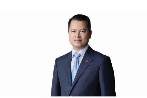 Ông chủ kín tiếng của VPBank thành tỷ phú USD mới: Đi lên từ sản xuất mì gói, từng học tập ở Đông Âu