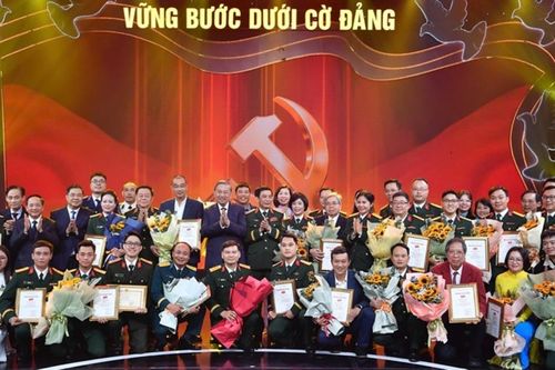 Tổng Bí thư Tô Lâm trao giải cuộc thi 'Vững bước dưới cờ Đảng'