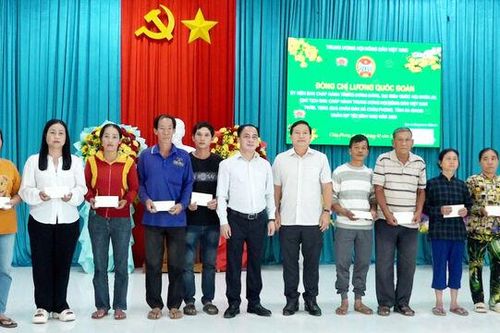 Trung ương Hội Nông dân Việt Nam tặng 200 phần quà tết tại An Giang