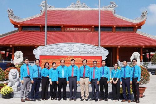 Liên đoàn Lao động tỉnh An Giang viếng Đền tưởng niệm Anh hùng, liệt sĩ và người có công