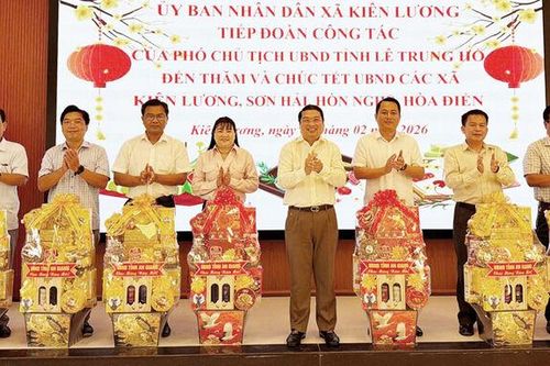 Phó Chủ tịch UBND tỉnh An Giang Lê Trung Hồ thăm, chúc tết các xã