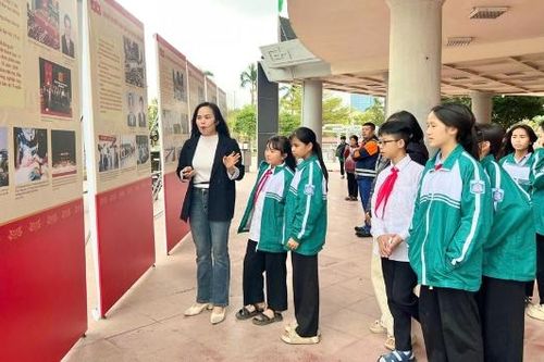 Trưng bày hơn 300 hình ảnh, tài liệu về chủ đề 'Đảng Cộng sản Việt Nam qua các kỳ Đại hội'